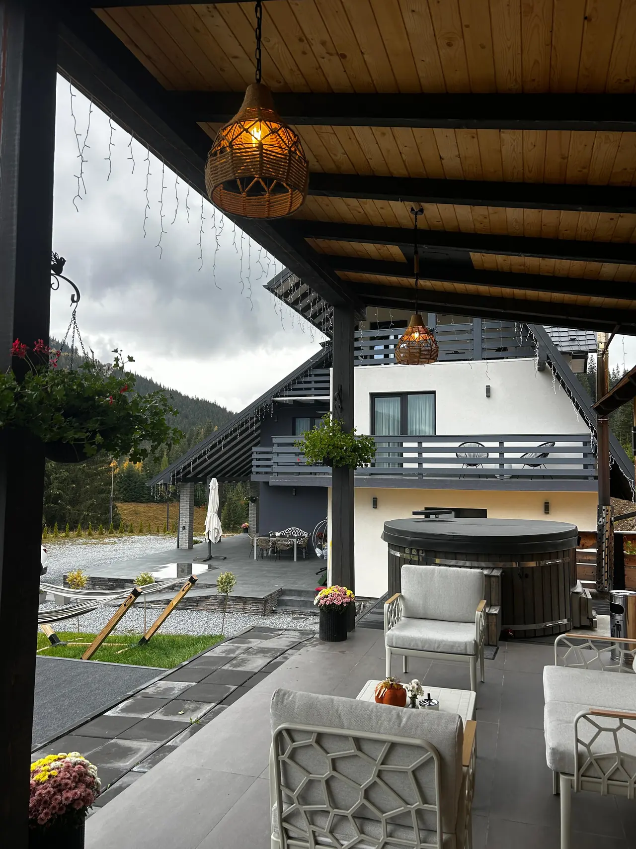 Terasă cu canapele și ciubăr lângă chalet