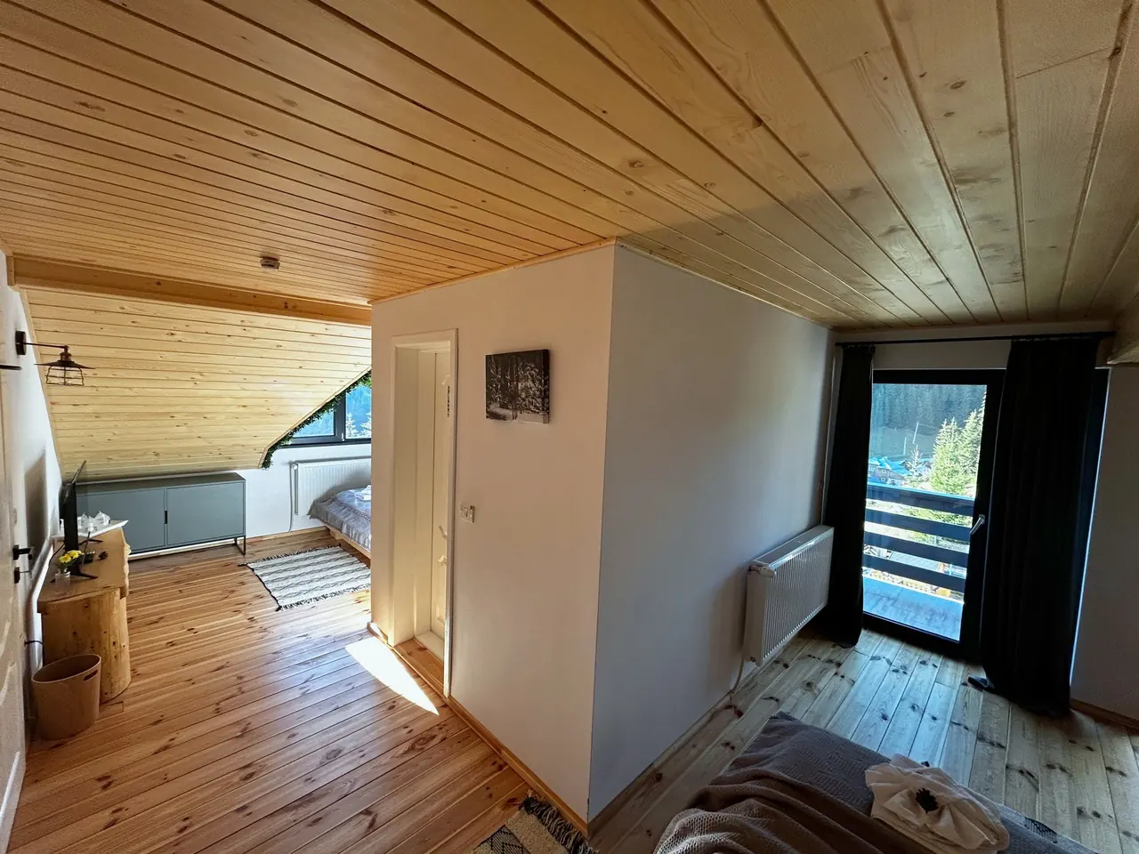 Forest View – camera, cu ușa spre balcon